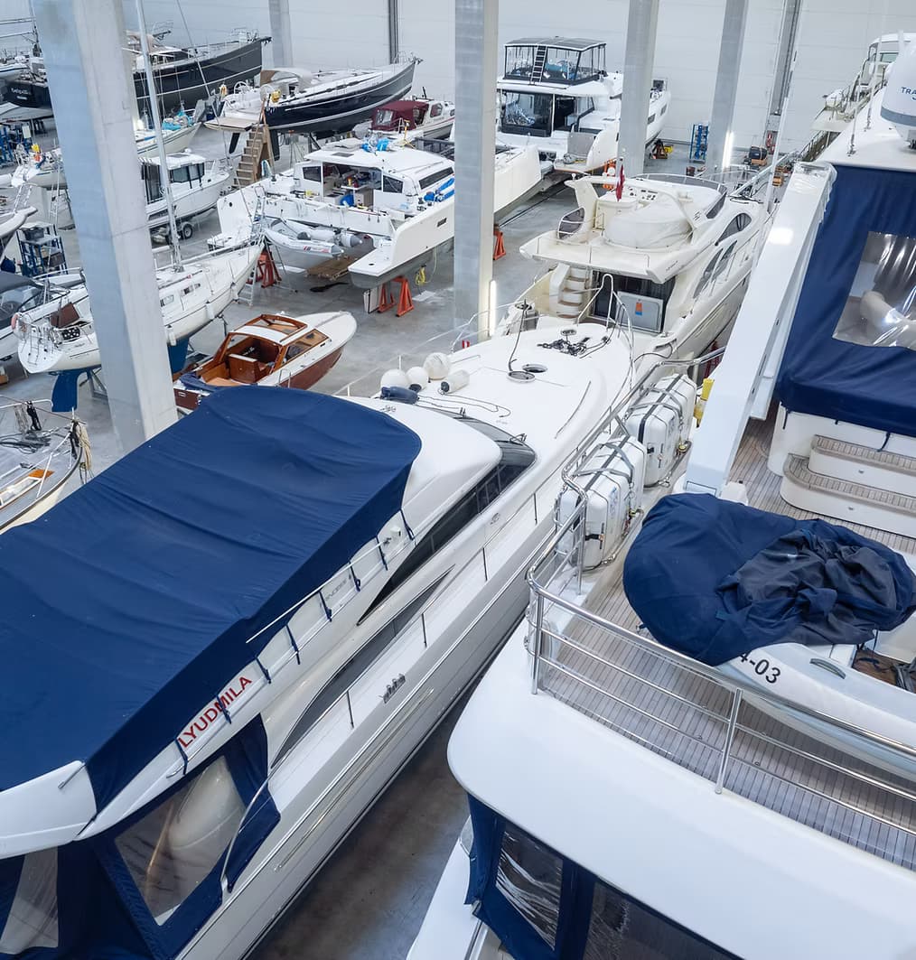 Veneitä Kotka Yacht Storen lämpimässä säilytyshallissa